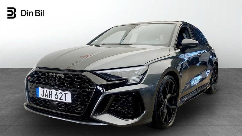 Daytonagrå pärleffekt Begagnad 2023 Audi RS3 Sportback Design Halvkombi | 649 000 kr (Marknadspris) - Bild 1/4