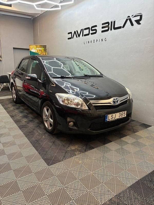 Svart Begagnad 2011 Toyota Auris Hybrid Comfort Halvkombi | 84 500 kr (Bra pris) - Bild 1/4