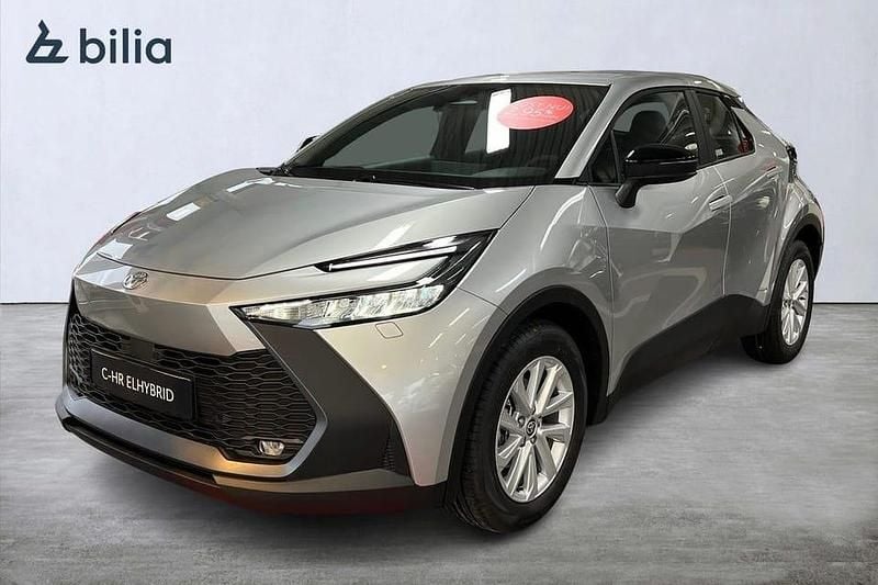 Ny 2025 Toyota C-HR Active SUV | 317 500 kr (Marknadspris) - Bild 1/4