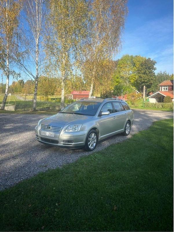 Silver Begagnad 2006 Toyota Avensis Kombi | 27 000 kr (Lite dyr) - Bild 1/4