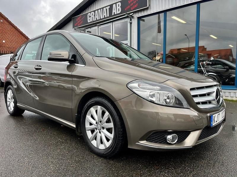 Grå met Begagnad 2014 Mercedes B180 Minibuss | 135 000 kr (Marknadspris) - Bild 1/4