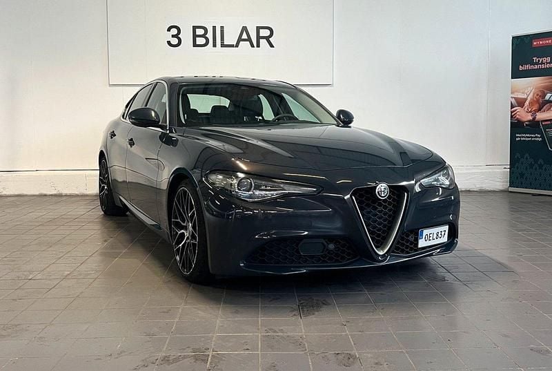 Grå Begagnad 2016 Alfa Romeo Giulia Sedan | 169 900 kr (Marknadspris) - Bild 1/4
