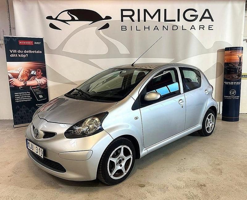 Silver Begagnad 2007 Toyota Aygo Halvkombi | 44 900 kr (Marknadspris) - Bild 1/4