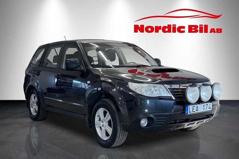 Mörkgrå (grå) Begagnad 2010 Subaru Forester SUV | 39 900 kr (Marknadspris) - Bild 1/4