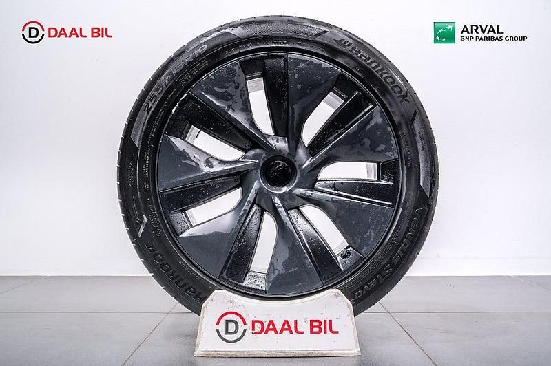 Begagnad Tesla Model Y Standard Range 250 kW (340 HK) 2024 Vit SUV