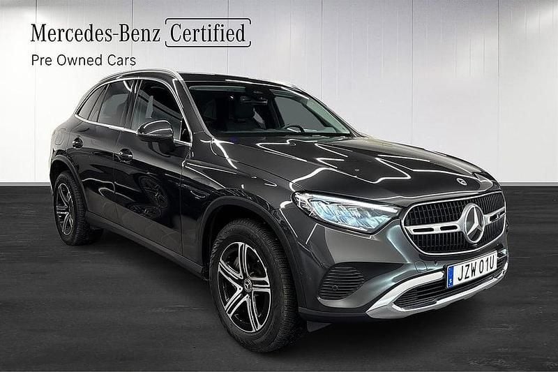 Grå Begagnad 2024 Mercedes GLC300e SUV | 679 500 kr (Marknadspris) - Bild 1/4