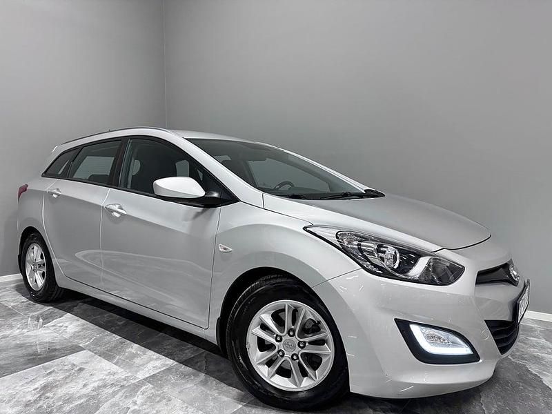Silver Begagnad 2013 Hyundai i30 Kombi | 84 900 kr (Marknadspris) - Bild 1/4
