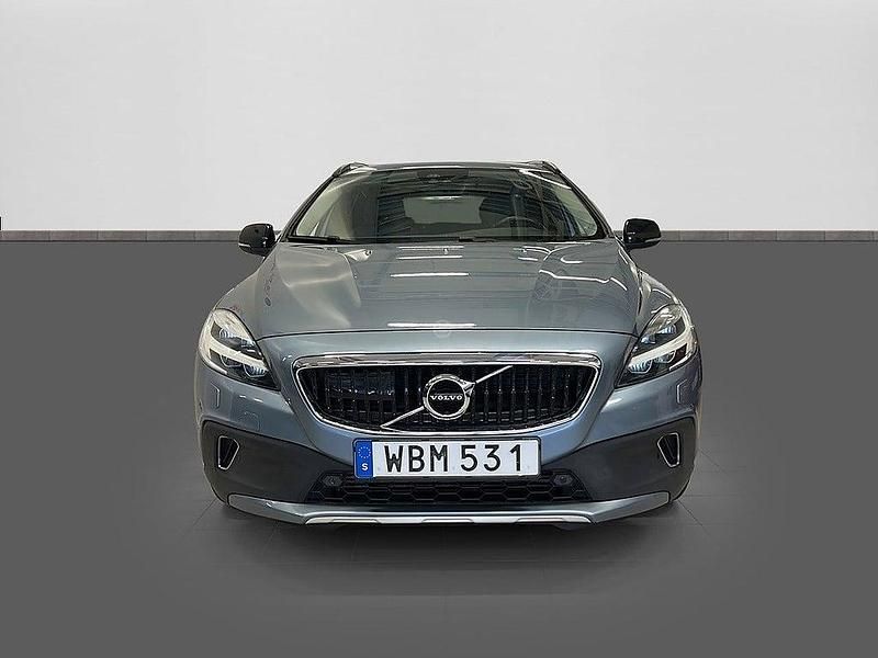 Begagnad Volvo V40 Momentum 150 HK (110 kW) 2017 Ljusblå Halvkombi