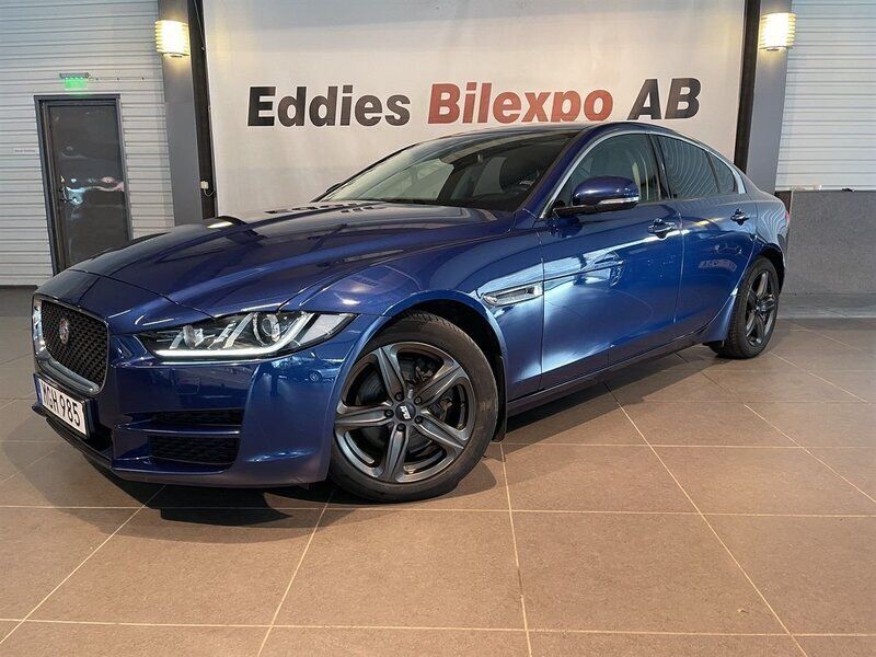 Blå metallic Begagnad 2016 Jaguar XE Sedan | 169 900 kr (Marknadspris) - Bild 1/4