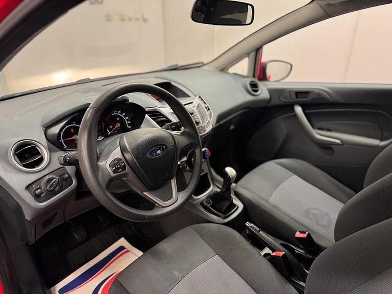 Begagnad Ford Fiesta 82 HK (60 kW) 2011 Röd Halvkombi