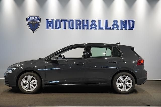 Grå Begagnad 2022 VW Golf VIII Life Halvkombi | 209 900 kr (Bra pris) - Bild 1/4