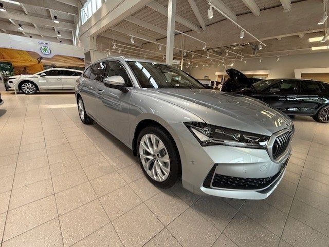 Silver (pebble silver metallic) Ny 2025 Skoda Superb Selection Kombi | 580 100 kr - Bild 1/4
