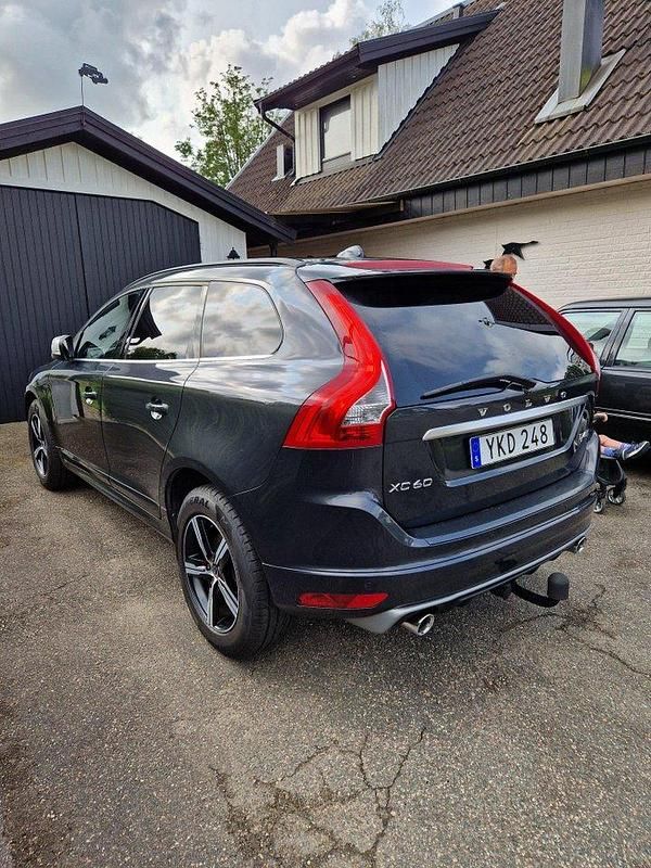 Grå Begagnad 2017 Volvo XC60 R-Design SUV | 199 000 kr (Marknadspris) - Bild 1/4