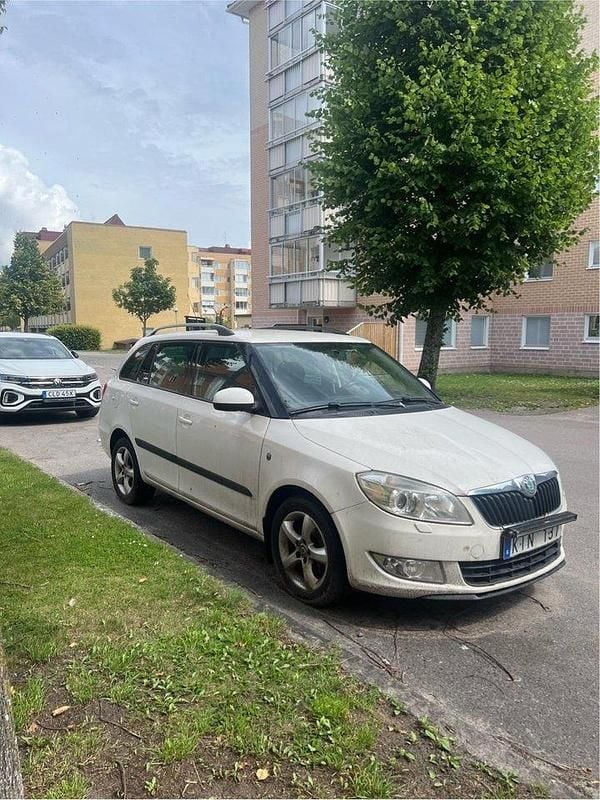 Vit Begagnad 2011 Skoda Fabia Elegance Kombi | 37 500 kr (Marknadspris) - Bild 1/3