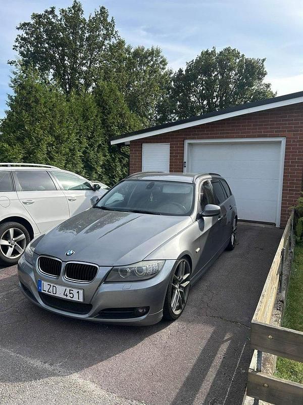 Grå Begagnad 2010 BMW 320 Kombi | 40 000 kr (Bra pris) - Bild 1/4