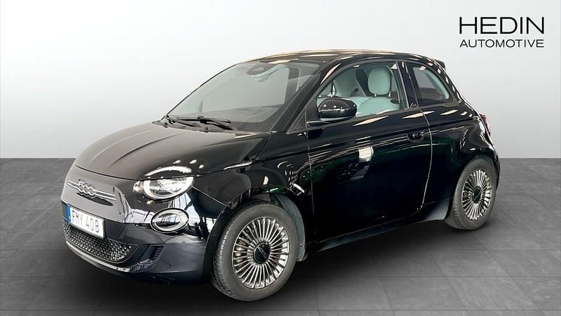 Svart (black) Begagnad 2022 Fiat 500e Icon Halvkombi | 189 900 kr (Marknadspris) - Bild 1/4