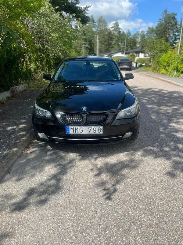 Svart Begagnad 2008 BMW 523 Sedan | 70 000 kr (Dyr) - Bild 1/4