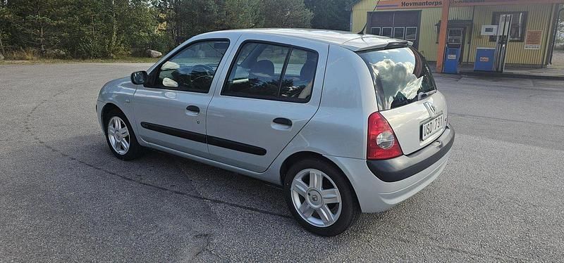 Grå Begagnad 2004 Renault Clio II Halvkombi | 19 500 kr (Marknadspris) - Bild 1/4