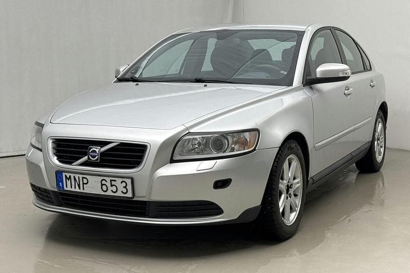 Ljusgrå Begagnad 2009 Volvo S40 Kinetic Sedan | 58 000 kr (Bra pris) - Bild 1/4