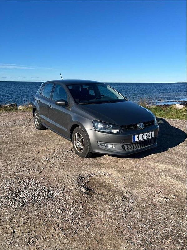 Grå Begagnad 2011 VW Polo Halvkombi | 60 000 kr (Marknadspris) - Bild 1/4