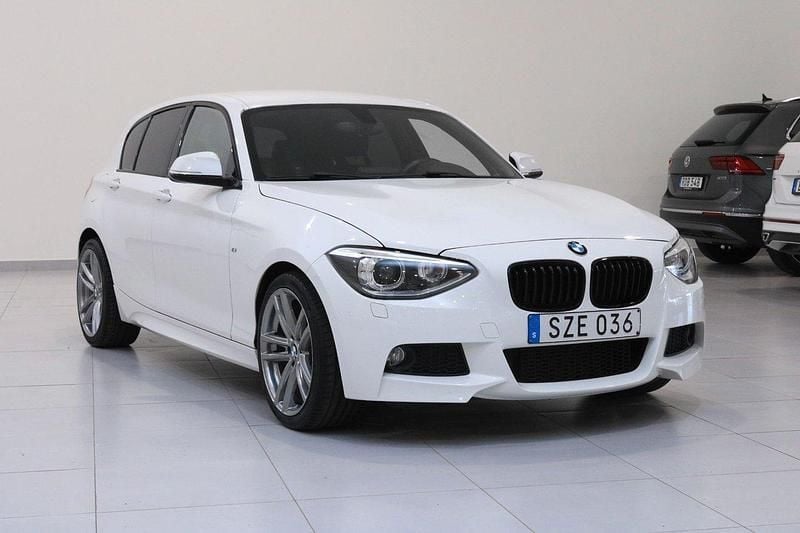 Vit Begagnad 2014 BMW 118 M Sport Halvkombi | 129 900 kr (Lite dyr) - Bild 1/4
