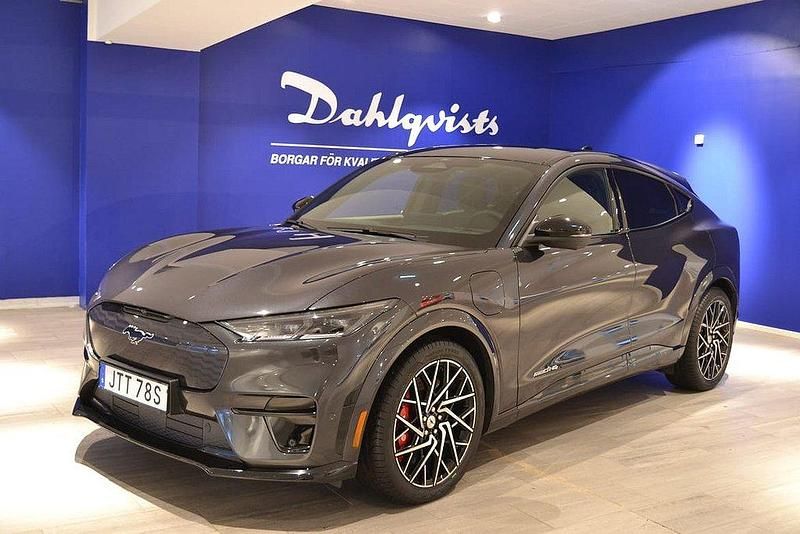 Grå Begagnad 2021 Ford Mustang Mach-E GT SUV | 509 000 kr (Marknadspris) - Bild 1/3