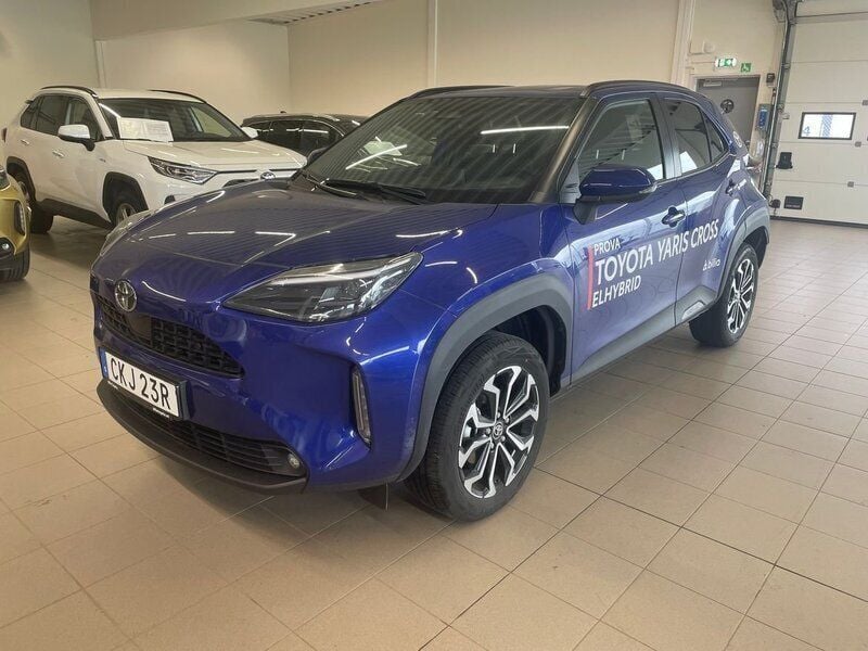 Mörkblå (blå) Ny 2025 Toyota Yaris Cross Active SUV | 309 900 kr (Bra pris) - Bild 1/1