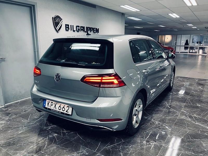 Begagnad VW Golf VII 110 HK (80 kW) 2018 Silver Halvkombi