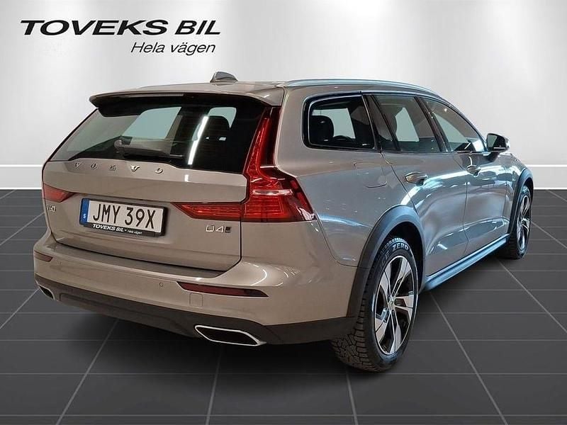Begagnad Volvo V60 CC Momentum 190 HK (139 kW) 2021 Grå Kombi