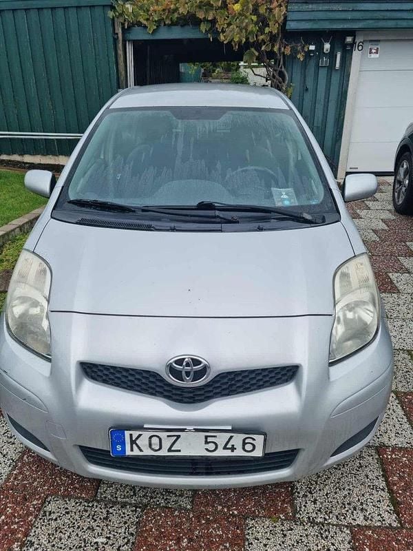 Silver Begagnad 2010 Toyota Yaris Halvkombi | 45 000 kr (Marknadspris) - Bild 1/4