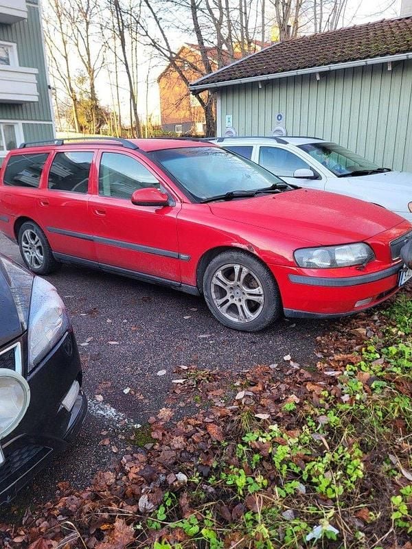 Röd Begagnad 2001 Volvo V70 Kombi | 13 000 kr (Bra pris) - Bild 1/4