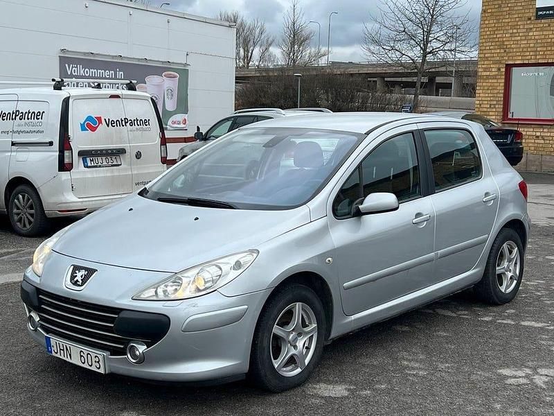 Ljusgrå (grå) Begagnad 2007 Peugeot 307 Halvkombi | 18 500 kr (Marknadspris) - Bild 1/4