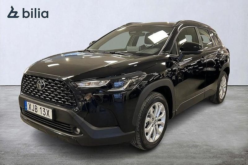 Svart Begagnad 2025 Toyota Corolla Cross Active SUV | 344 800 kr - Bild 1/3