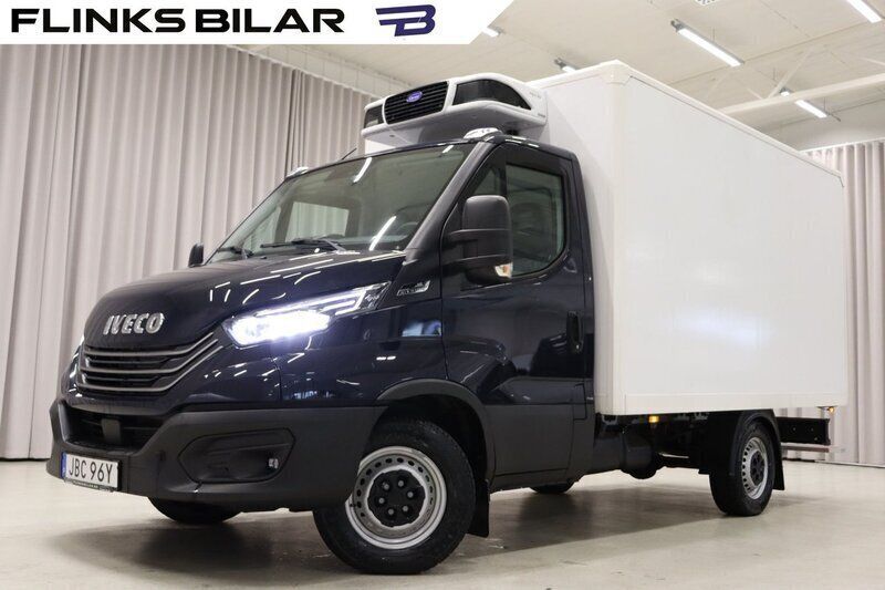 Mörkblå (blå) Begagnad 2023 Iveco Daily Van | 439 900 kr (Marknadspris) - Bild 1/4