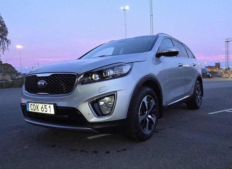 Grå Begagnad 2015 Kia Sorento SUV | 198 000 kr (Marknadspris) - Bild 1/4