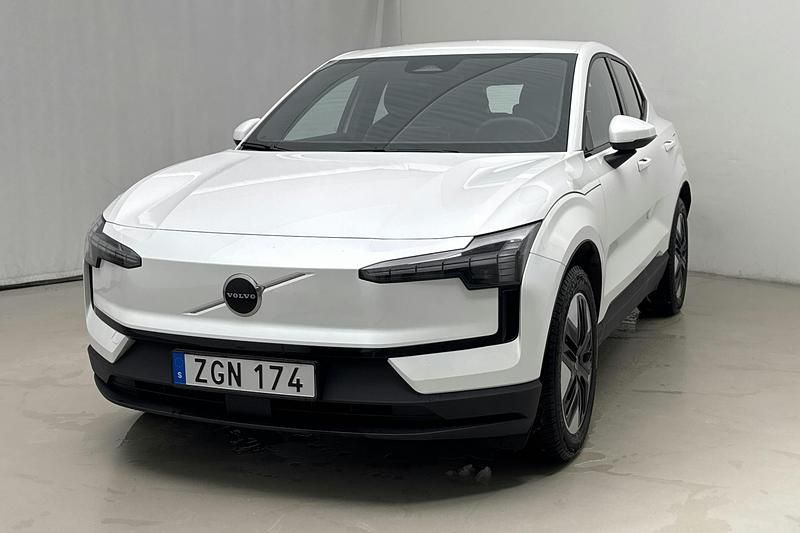 Vit Begagnad 2025 Volvo EX30 Single Motor Extended Range SUV | 314 900 kr (Superpris) - Bild 1/4