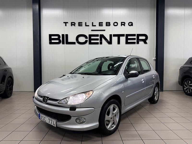 Ljusgrå (grå) Begagnad 2006 Peugeot 206 Halvkombi | 22 900 kr (Marknadspris) - Bild 1/4