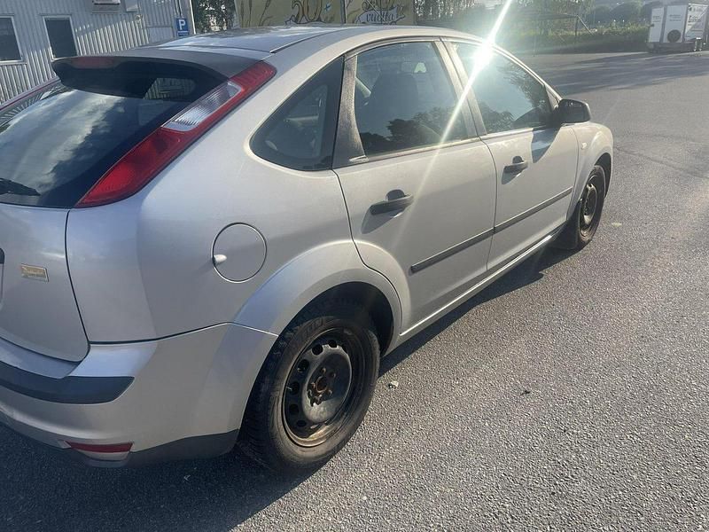 Silver Begagnad 2005 Ford Focus Halvkombi | 25 000 kr (Marknadspris) - Bild 1/4