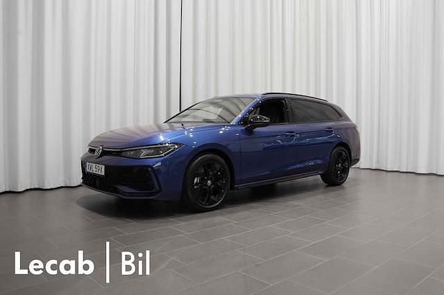 Blå (reef blue metallic) Ny 2025 VW Passat R-line Kombi | 499 500 kr (Marknadspris) - Bild 1/4