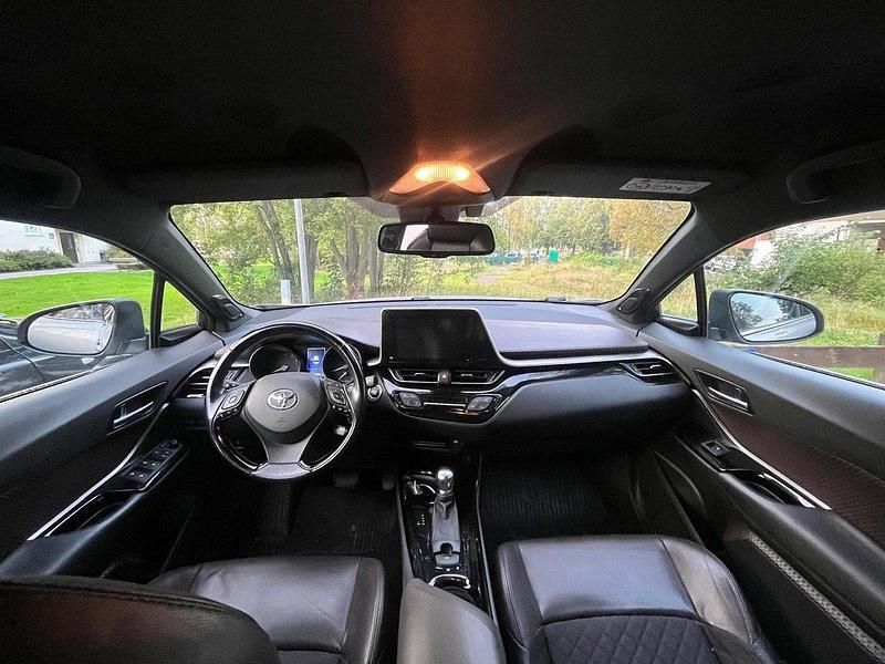 Grå Begagnad 2017 Toyota C-HR Multidrive S SUV | 175 000 kr (Bra pris) - Bild 1/3