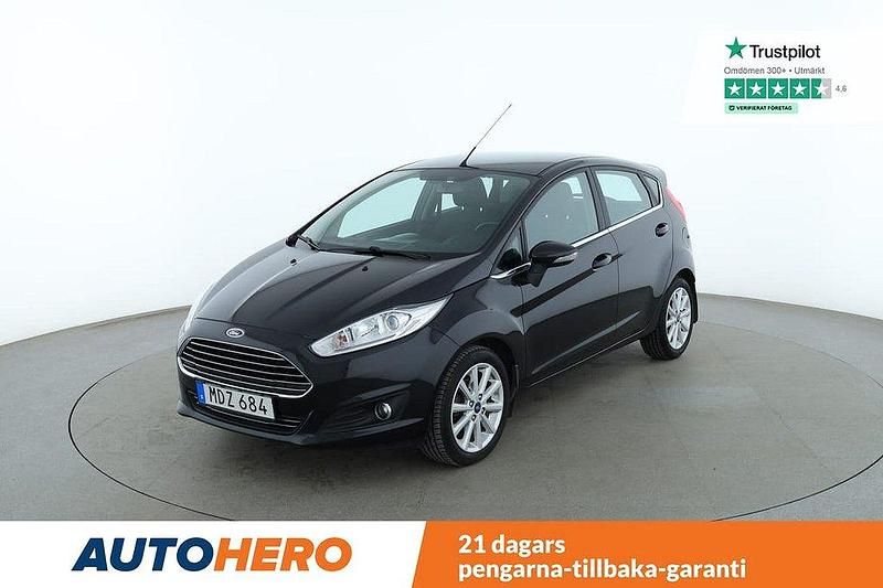 Svart Begagnad 2015 Ford Fiesta Titanium Halvkombi | 73 000 kr (Marknadspris) - Bild 1/4