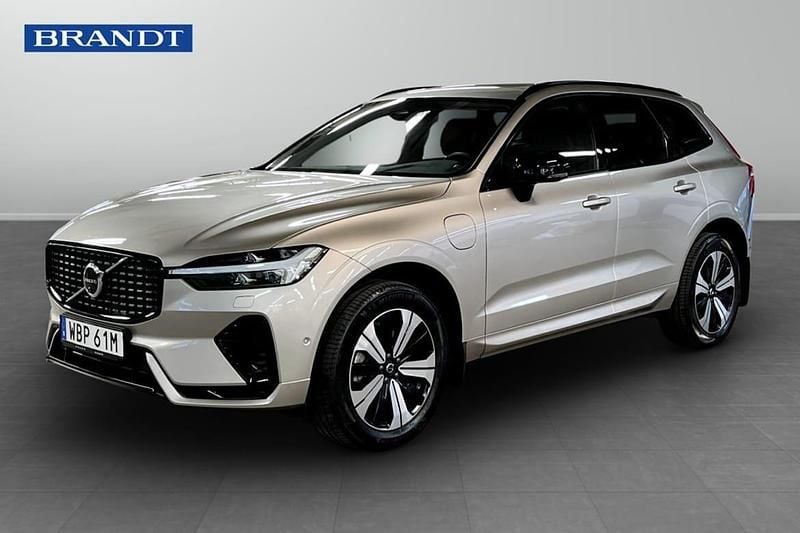 Ljusgrå (grå) Begagnad 2025 Volvo XC60 Plus SUV | 559 900 kr (Marknadspris) - Bild 1/4