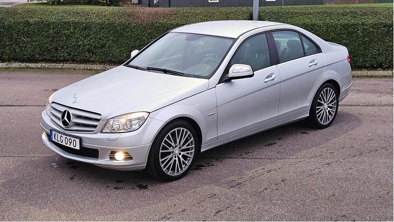 Silver Begagnad 2008 Mercedes C180 Avantgarde Sedan | 73 000 kr (Marknadspris) - Bild 1/4