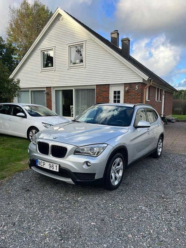 Silver Begagnad 2012 BMW X1 SUV | 85 000 kr (Marknadspris) - Bild 1/4