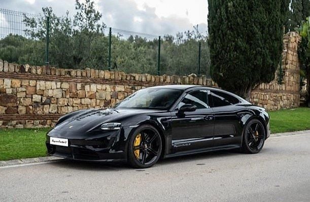 Svart metallic Begagnad 2022 Porsche Taycan Turbo S Sedan | 1 285 000 kr - Bild 1/4