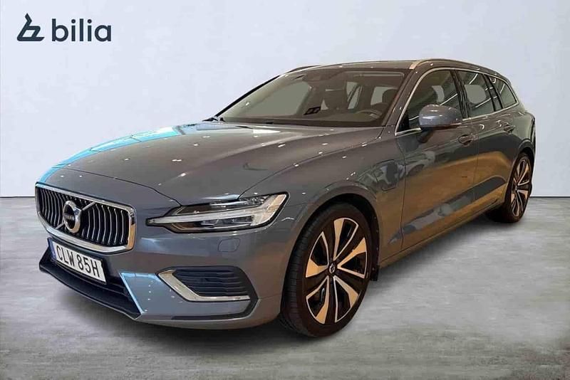 Grå Begagnad 2022 Volvo V60 Pro Kombi | 304 900 kr (Superpris) - Bild 1/1