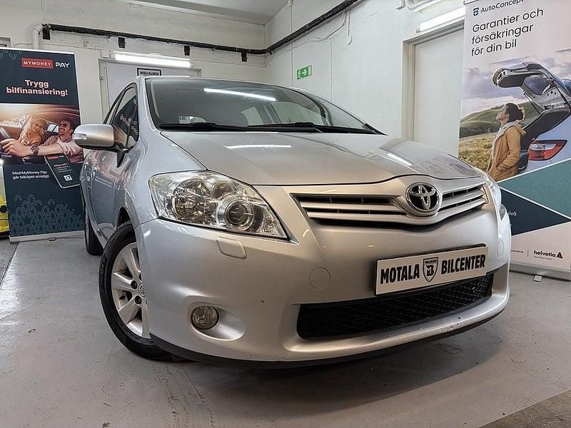 Silver Begagnad 2011 Toyota Auris Plus Halvkombi | 49 900 kr (Marknadspris) - Bild 1/4