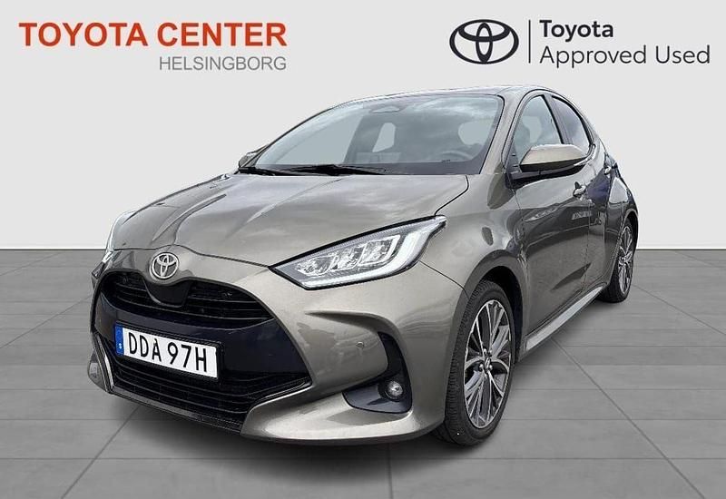 Mörkgrå Begagnad 2024 Toyota Yaris Hybrid Style Halvkombi | 279 900 kr (Marknadspris) - Bild 1/3
