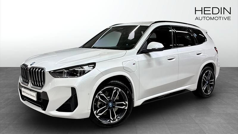 Vit (white) Begagnad 2025 BMW X1 Comfort Edition SUV | 558 700 kr (Dyr) - Bild 1/4