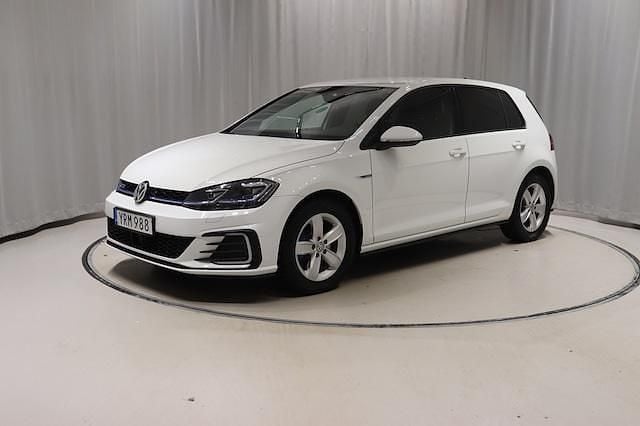 Vit Begagnad 2018 VW Golf VII GTE Sedan | 189 900 kr (Marknadspris) - Bild 1/4